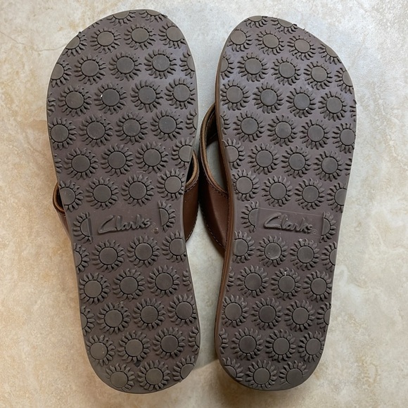 Clarks Brown Leather Flip Flop Sandals Seashell Print Thong Beach Size 9 Shoes - Picture 12 of 14